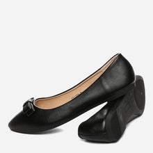 Load image into Gallery viewer, Solemate Ladies&#39; Silver Ballet Flats in Black
