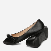 Load image into Gallery viewer, Solemate Ladies&#39; Nickel Bow Flats in Black
